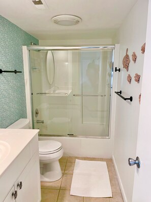 Combined shower/tub, hair dryer, towels
