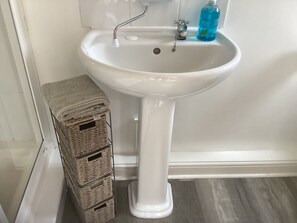 Douche, séchoir à cheveux, papier de toilette