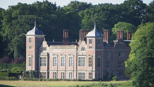 A large, historic building with multiple towers and a reflective water body in front. - Cozy cabin in nature! A great base to relax or explore North Norfolk . (Norfolk)