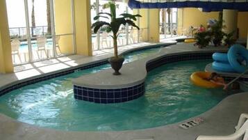 Piscina coberta i piscina a l'aire lliure