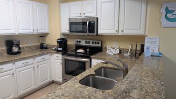 Frigorífic, microones, forn i placa de cuina