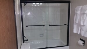 Combined shower/tub, jetted tub, hair dryer, towels