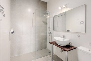 Dusche, Haartrockner, Handtücher, Seife