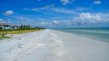 海灘、躺椅、沙灘巾