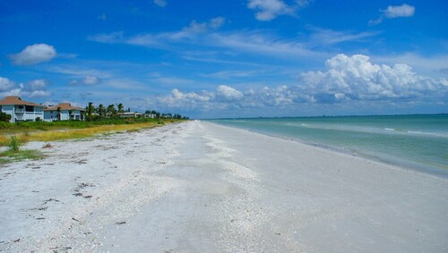  RANNAN ETU, LANAI-NÄKYMÄT, YHTEINEN PÄIVITYS, 2 MIN. Kävele rannalle ja uima-altaalle. COV PARK