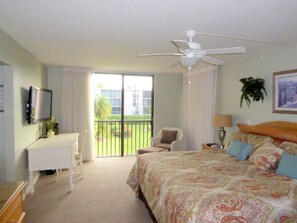 3 habitaciones, escritorio y tabla de planchar con plancha 