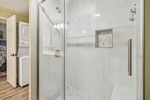 Combined shower/tub, hair dryer, towels