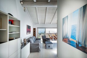 TV - Splendid apartment with terrace overlooking Corso Umberto, Taormina, Sycily (Taormina)