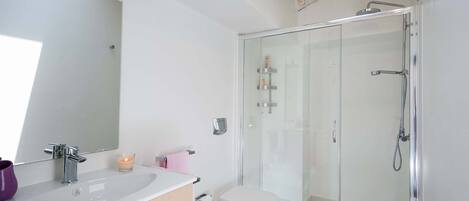 Douche, séchoir à cheveux, serviettes fournies
