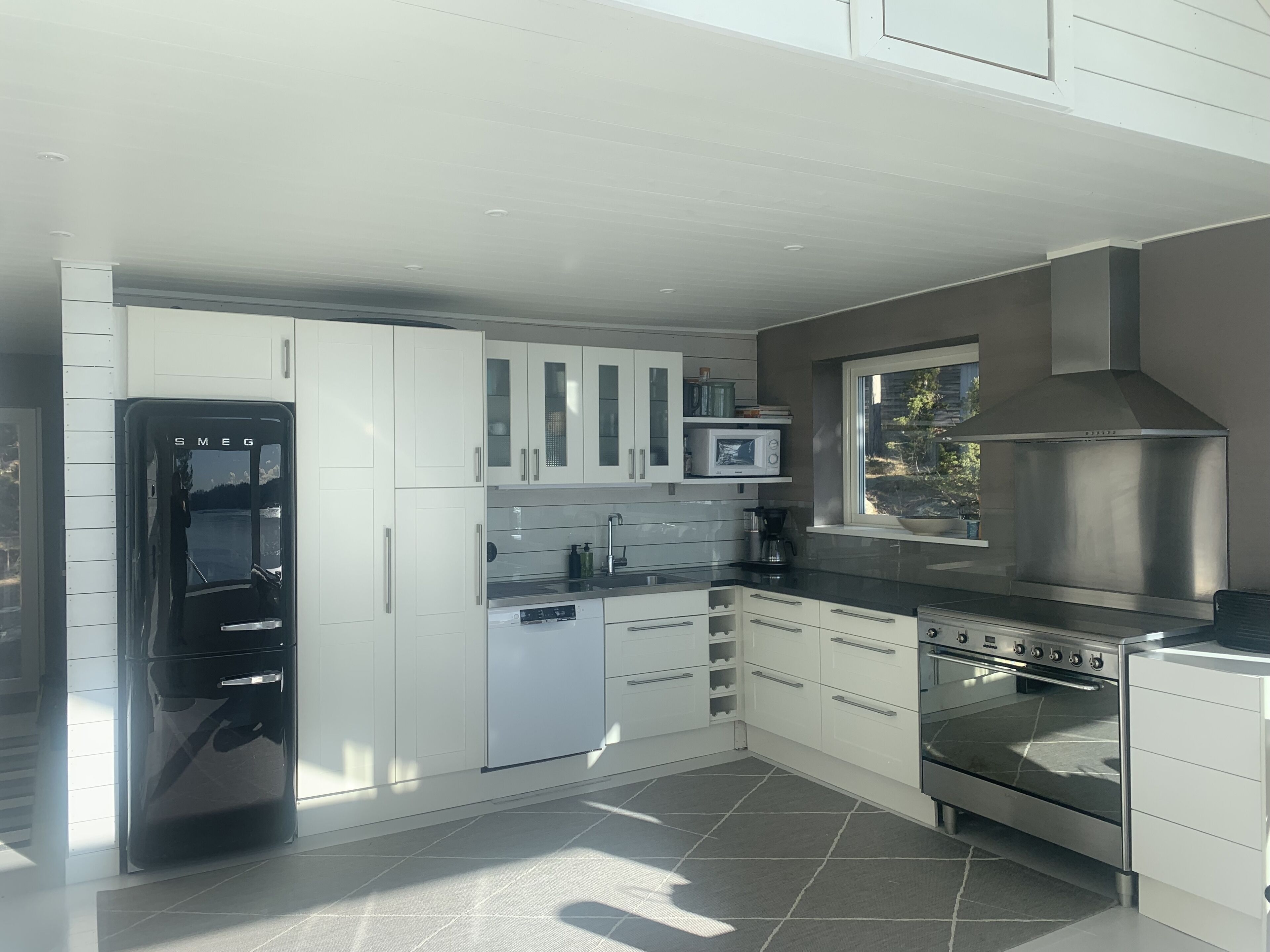 Køleskab, mikrobølgeovn, ovn, kogeplade