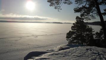 Nära stranden, solstolar och strandhanddukar