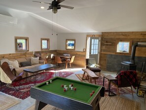 TV connectée, cheminée, jeux vidéo, baby-foot