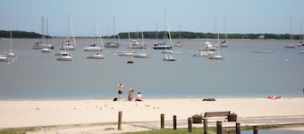 Barefoot Walk to Beaches • AC • Fast WiFi • Family/Pet Friendly Close to Harbor