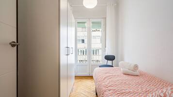 3 habitaciones y tabla de planchar con plancha