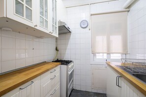 Réfrigérateur, four à micro-ondes, un four, cafetière-théière
