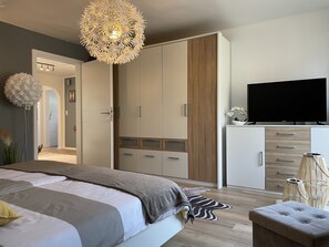 2 habitaciones, escritorio, tabla de planchar con plancha y wifi gratis 