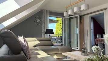 TV connectée, baby-foot, livres, médiathèque