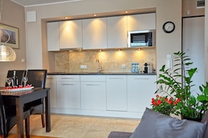 Superior Apartment (Tartaczna Superior Apartment) | Private kitchenette | Fridge, microwave, stovetop, dishwasher - Tartaczna Deluxe Apartments (Gdansk)