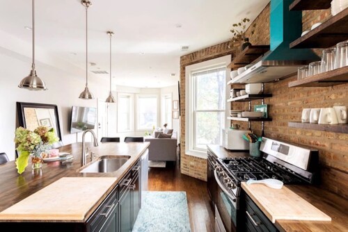 Weiches Leder und warme Ziegel in einem stilvollen Rogers Park Home