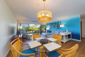 Smart TV, books - RELAX at The Salty Mermaid in Hawaiian paradise. (Kona)