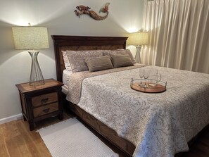 2 chambres, bureau, fer et planche à repasser, lit de bébé portatif