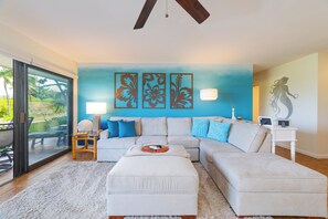 Smart TV, books - RELAX at The Salty Mermaid in Hawaiian paradise. (Kona)