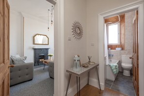 Combined shower/bathtub, rainfall showerhead, hair dryer, towels - Spectacular City Centre Apartment. Sleeps up to 4. Brand New!! (Edinburgh)
