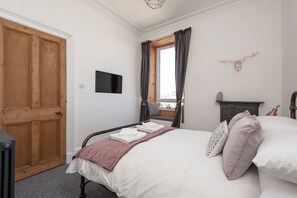 1 bedroom, iron/ironing board, free WiFi, bed sheets - Spectacular City Centre Apartment. Sleeps up to 4. Brand New!! (Edinburgh)