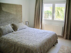 4 bedrooms, iron/ironing board, travel crib, free WiFi