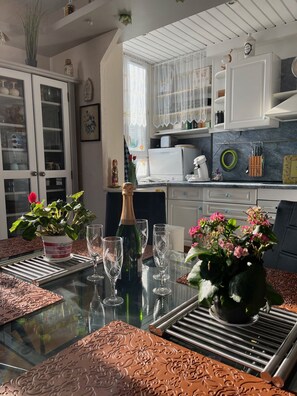 Kjøleskap, mikrobølgeovn, ovn og kokeplater