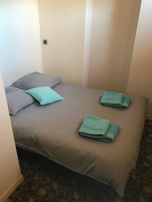 4 bedrooms, soundproofing, iron/ironing board, internet