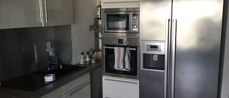 Réfrigérateur, four à micro-ondes, un four, surface de cuisson