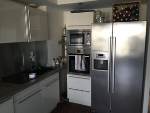 冰箱、微波炉、烤箱、炉灶