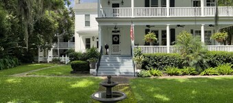 Carriage House under Live Oaks In Historic Downtown Beaufort with Patio Garden