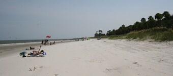 Carriage House under Live Oaks In Historic Downtown Beaufort with Patio Garden
