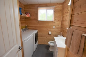 Dusche, Haartrockner, Handtücher