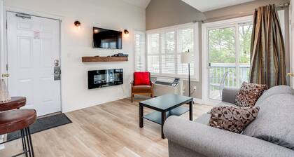 Great location! Spacious 2 bedroom Chalet at Blue!