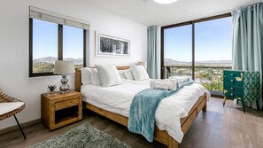 4 bedrooms, in-room safe, desk, iron/ironing board - Luxurious holiday house with stunning sea views at the foot of Chapman's Peak (Cape Town, Noordhoek)