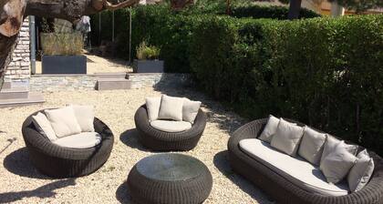 detached house with heated pool in South Luberon village