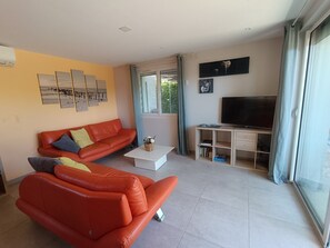 Smart TV, table tennis -  detached house with heated pool in South Luberon village  (Mérindol)