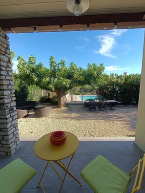 Outdoor dining -  detached house with heated pool in South Luberon village  (Mérindol)