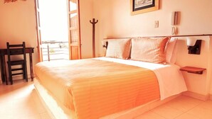 In-room safe, desk, iron/ironing board (on request) - Hotel Calle Principal (Sáchica)