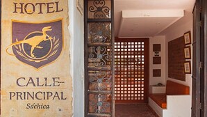 Property entrance - Hotel Calle Principal (Sáchica)