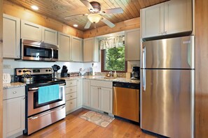 Kjøleskap, mikrobølgeovn, ovn og kokeplater