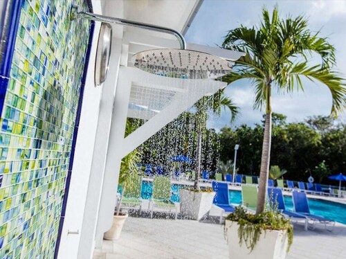 Ocean view condo with balcony/marina view