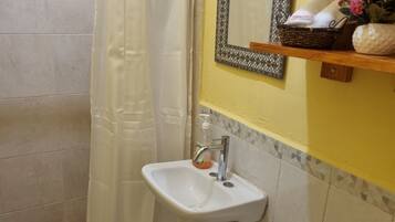 Douche, sĂšche-cheveux, serviettes fournies, savon