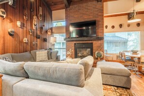 Télévision, cheminée, lecteur de DVD, chaîne hi-fi