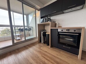 Réfrigérateur, micro-ondes, four, cafetière/bouilloire