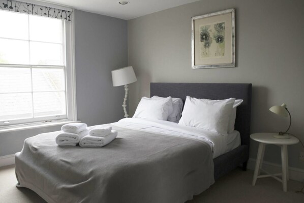 2 bedrooms, premium bedding, iron/ironing board, free WiFi - Trendy 2BR Home in Heart of Chiswick, 4 Guests! (London)