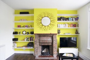 TV - Trendy 2BR Home in Heart of Chiswick, 4 Guests! (London)